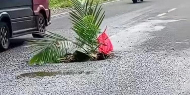 Jalan Berlubang di Babakan Baru Menyebabkan Kecelakaan Pemotor Terjatuh