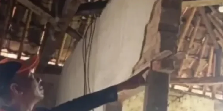 Rumah Warga Roboh Akibat Cuaca Ekstrem di Kota Serang