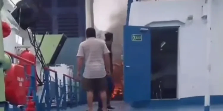 Kebakaran di Laut Selat Sunda Penumpang KMP Amarisa Panik