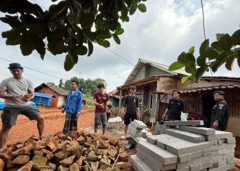 Bangun TBM, BEM Banten Bersatu Hadir di Hunian Sementara Cigobang