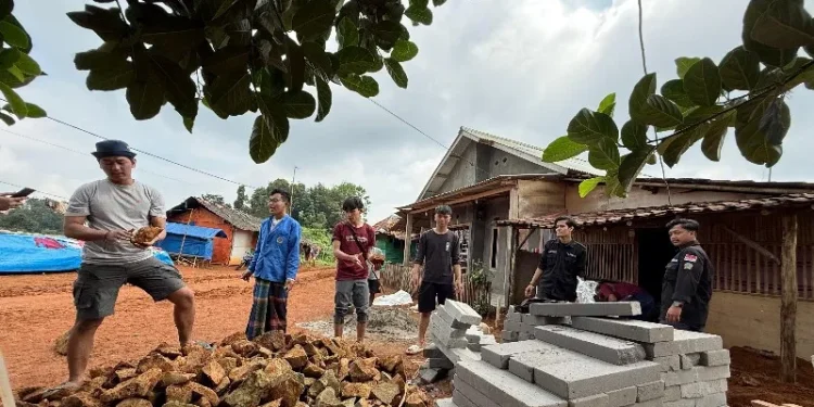Bangun TBM, BEM Banten Bersatu Hadir di Hunian Sementara Cigobang