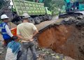 Truk Terjebak di Jembatan Kananga Pandeglang yang Runtuh