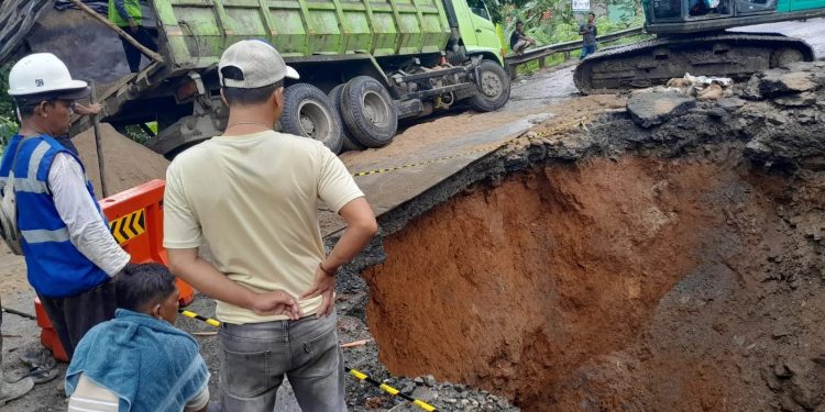 Truk Terjebak di Jembatan Kananga Pandeglang yang Runtuh