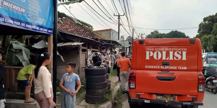 Warga Curiga Bau Busuk, Ditemukan Mayat Laki-laki di Kios Kosong